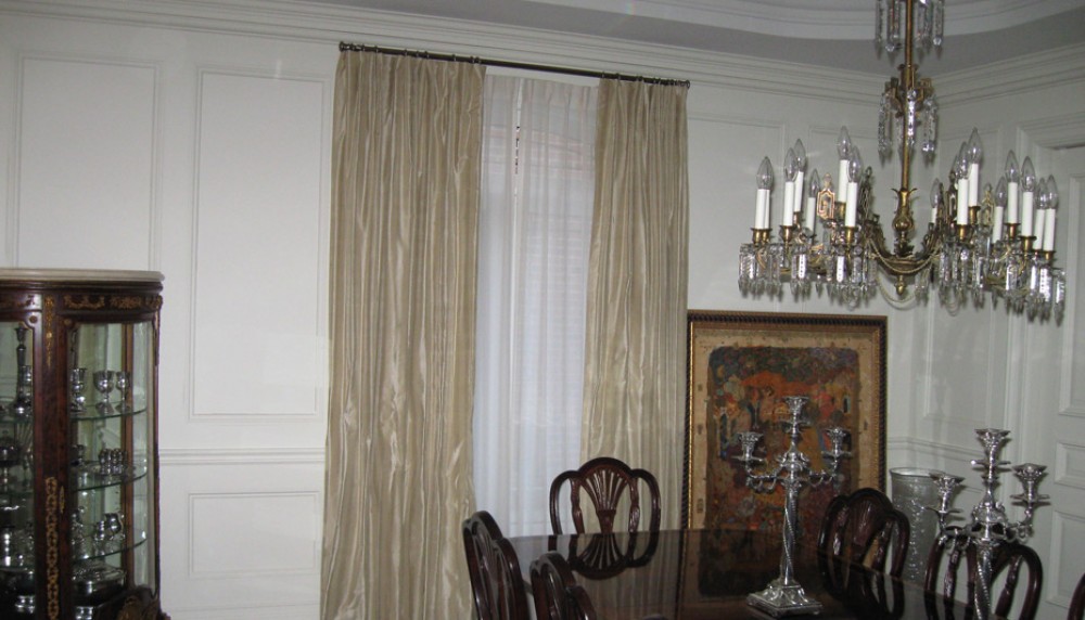 Photo By Nicole Draperies. Dining Room